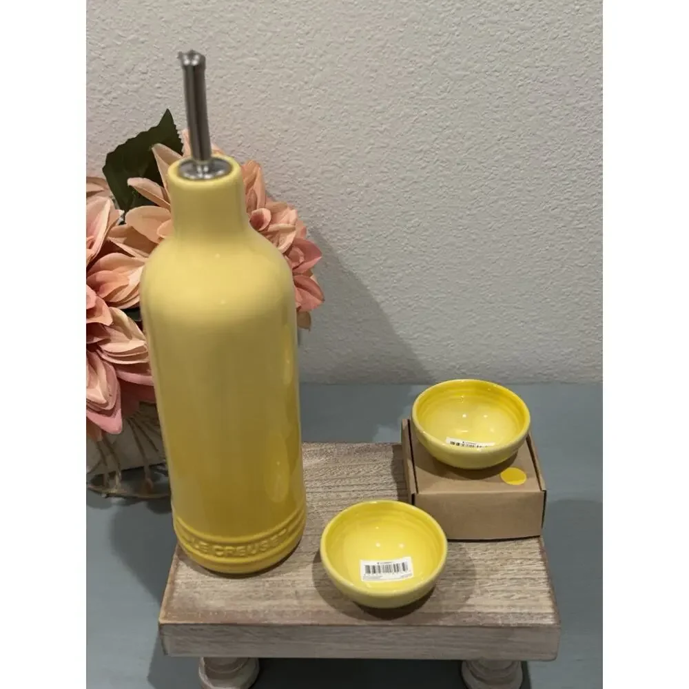 Le Creuset Signature Oil Cruet 600ml / 20oz ~ Camomille & 2 Soleil Pinch Bowls